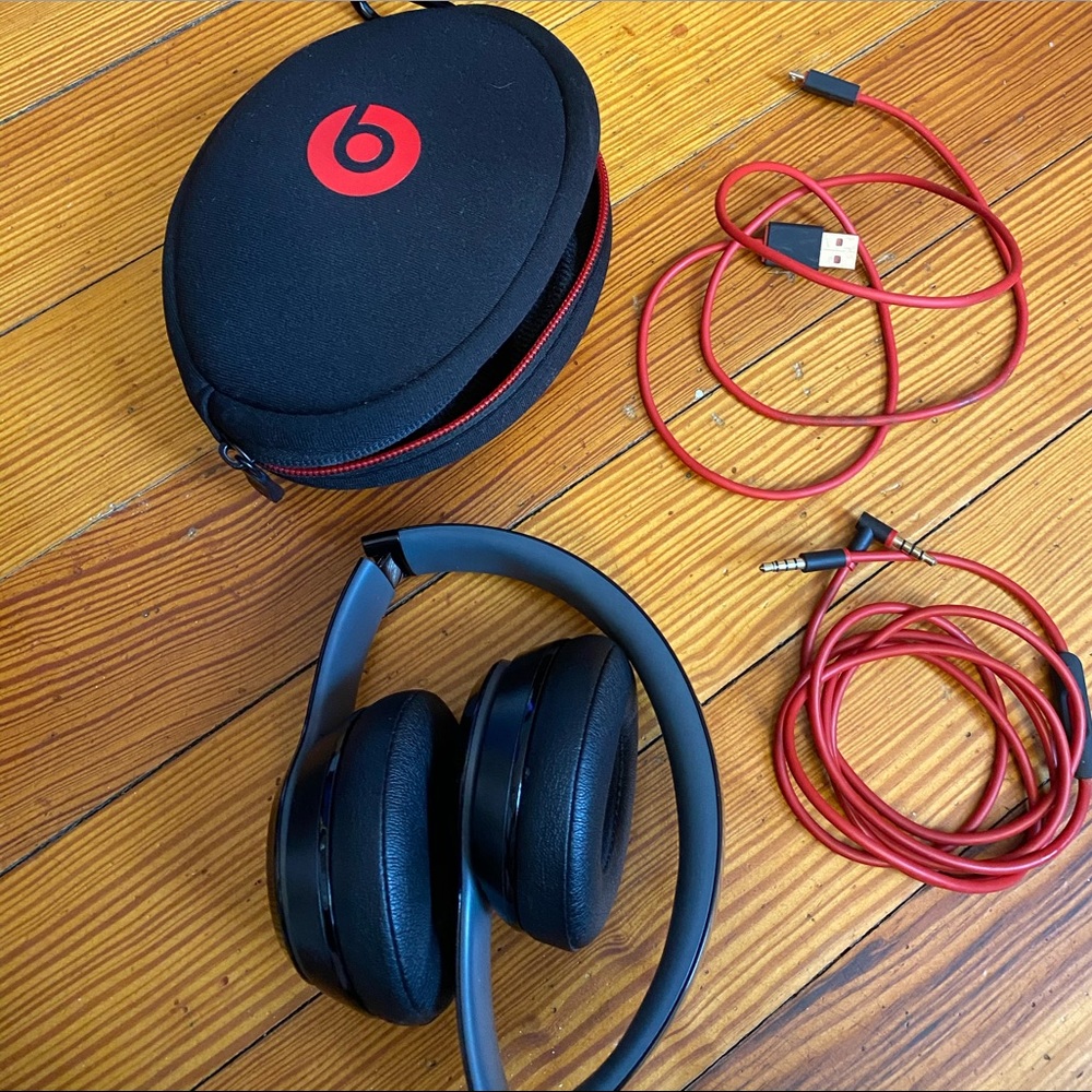 BRAND NEW Solo beats 2 wireless headphones